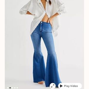 FREE PEOPLE Just Float On Flare Jeans size 24 color 70’s blue worn once !